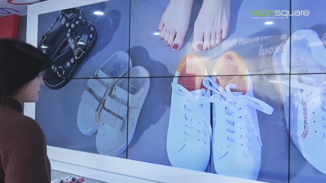 모션 효과와 동시에 전면 미디어 월에서 홍보 영상 재생