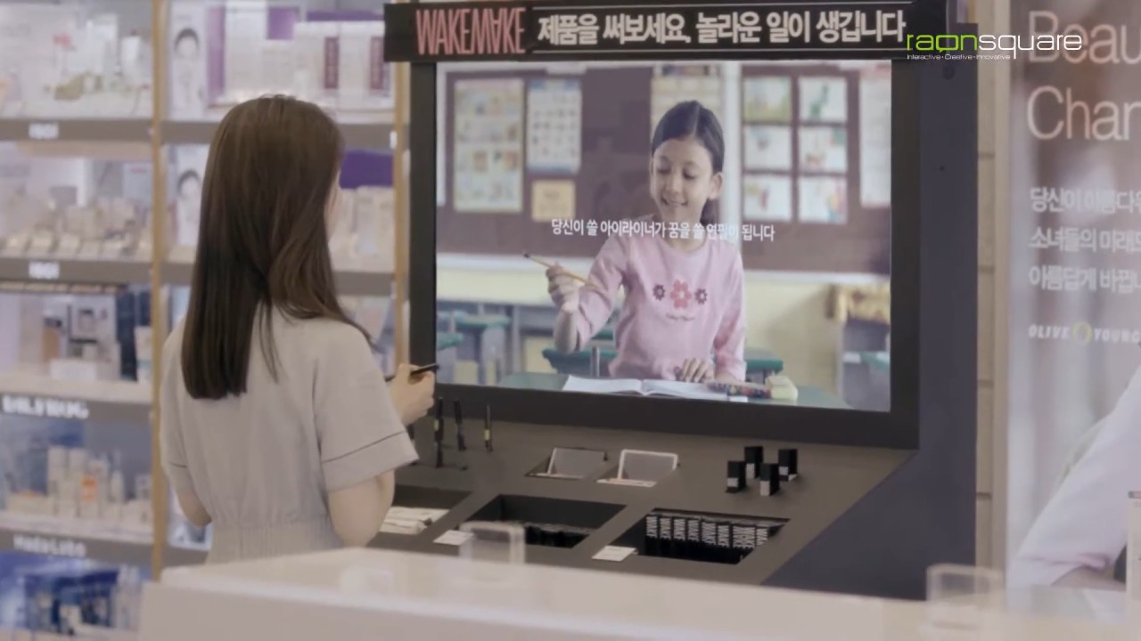 IR 센서로 제품별 사용 유무를 판단하여 제품을 들어올리면 영상이 전환