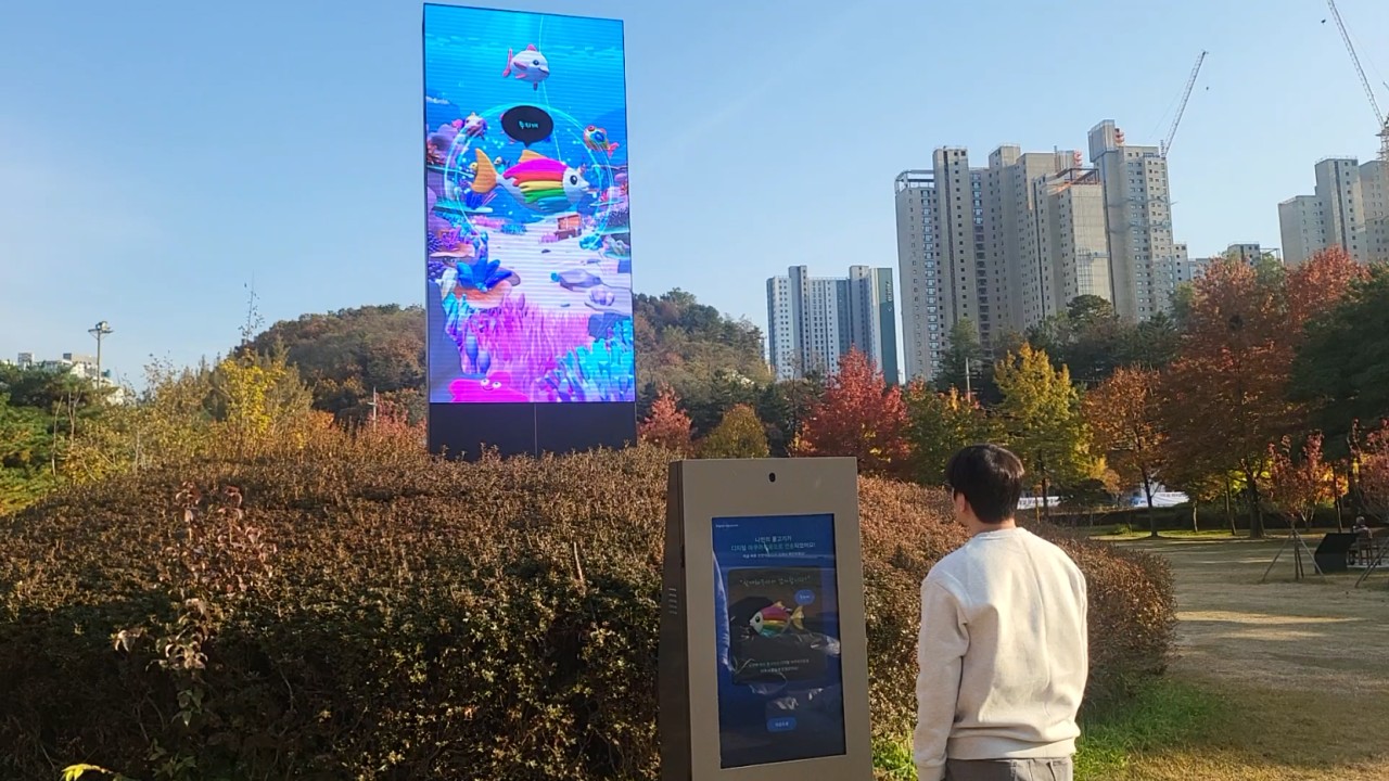 키오스크에서 물고기를 그리고 색칠하여 AI로 3D형태 변환 후, 전면 미디어 폴의 아쿠아리움에 전송