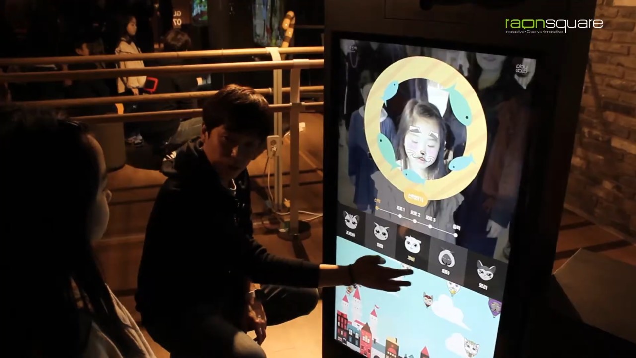 체험자가 선택한 캐릭터로 변신해보는 AR 스티커 사진을 체험하고 즉시 인화, 뱃지로도 제작 가