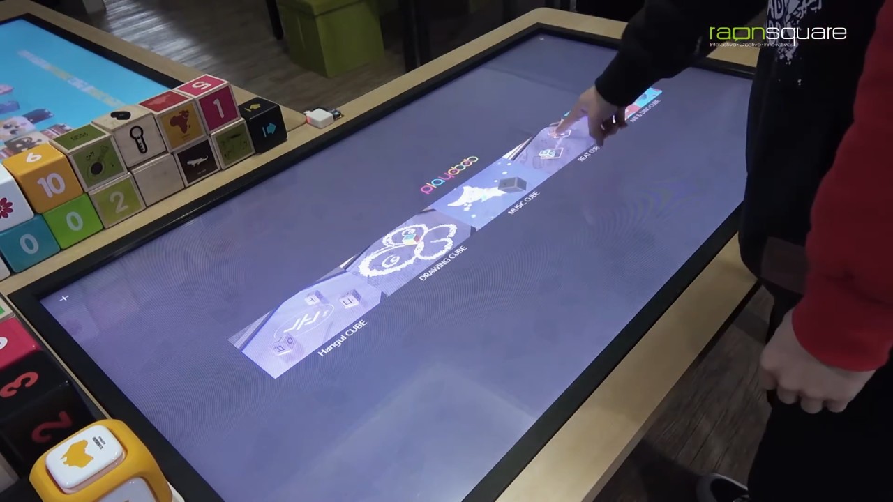 스마트 테이블에서 비트 큐브 체험을 선택
