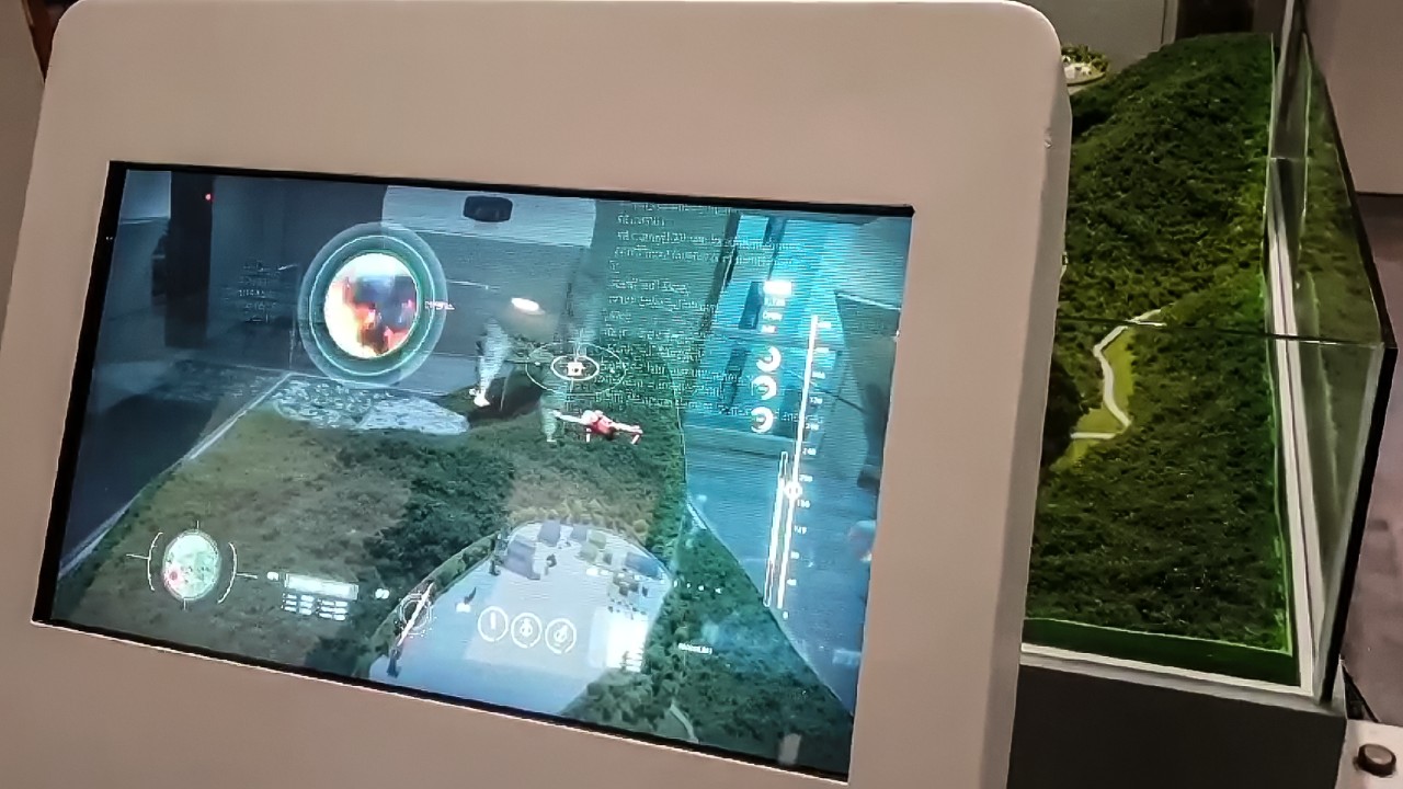 디오라마 뷰 위에 AR 기술로 드론 산불 감시 시스템에 대한 애니매이션 영상 재생
