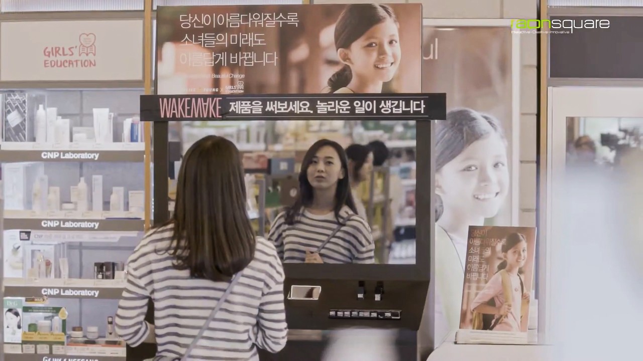 대기모드에서는 거울로 사용, 근접 센서를 통해 사용자 인지
