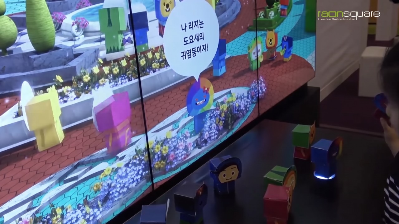 직접 조합한 나만의 캐릭터를 페이퍼 토이로 만들고, 하단 QR코드를 인식해 도요새 랜에 등록