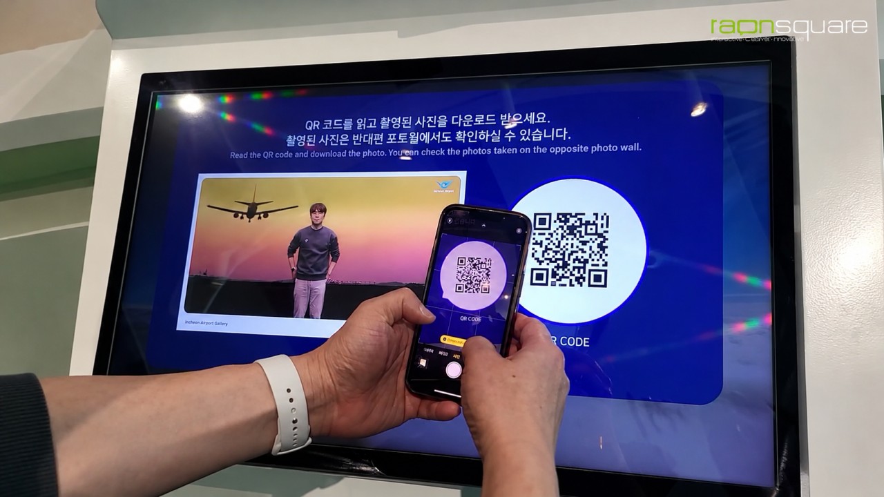 촬영한 이미지를 미디어 월로 전송하고 QR코드로 다운로드하여 소장