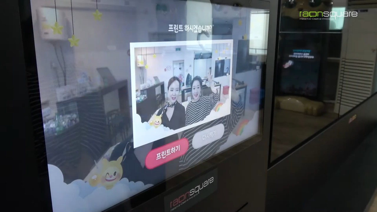 촬영한 사진은 현장에서 즉시 인화 가능